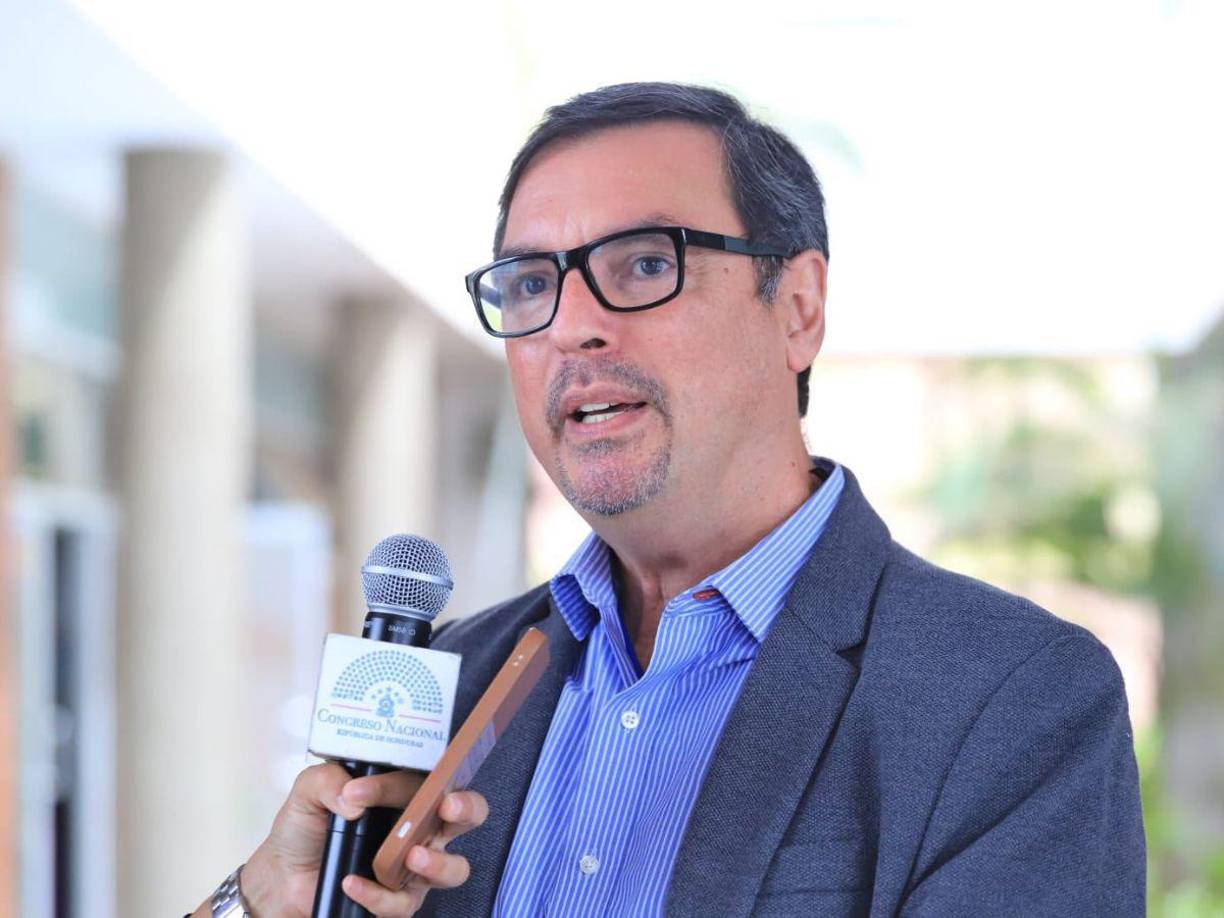 Por otro lado, se refirió a la exclusión, en el proceso de selección, del abogado Mario Urquía. "No lo quieren porque no se sabe si es liberal o de Libre", comentó. 