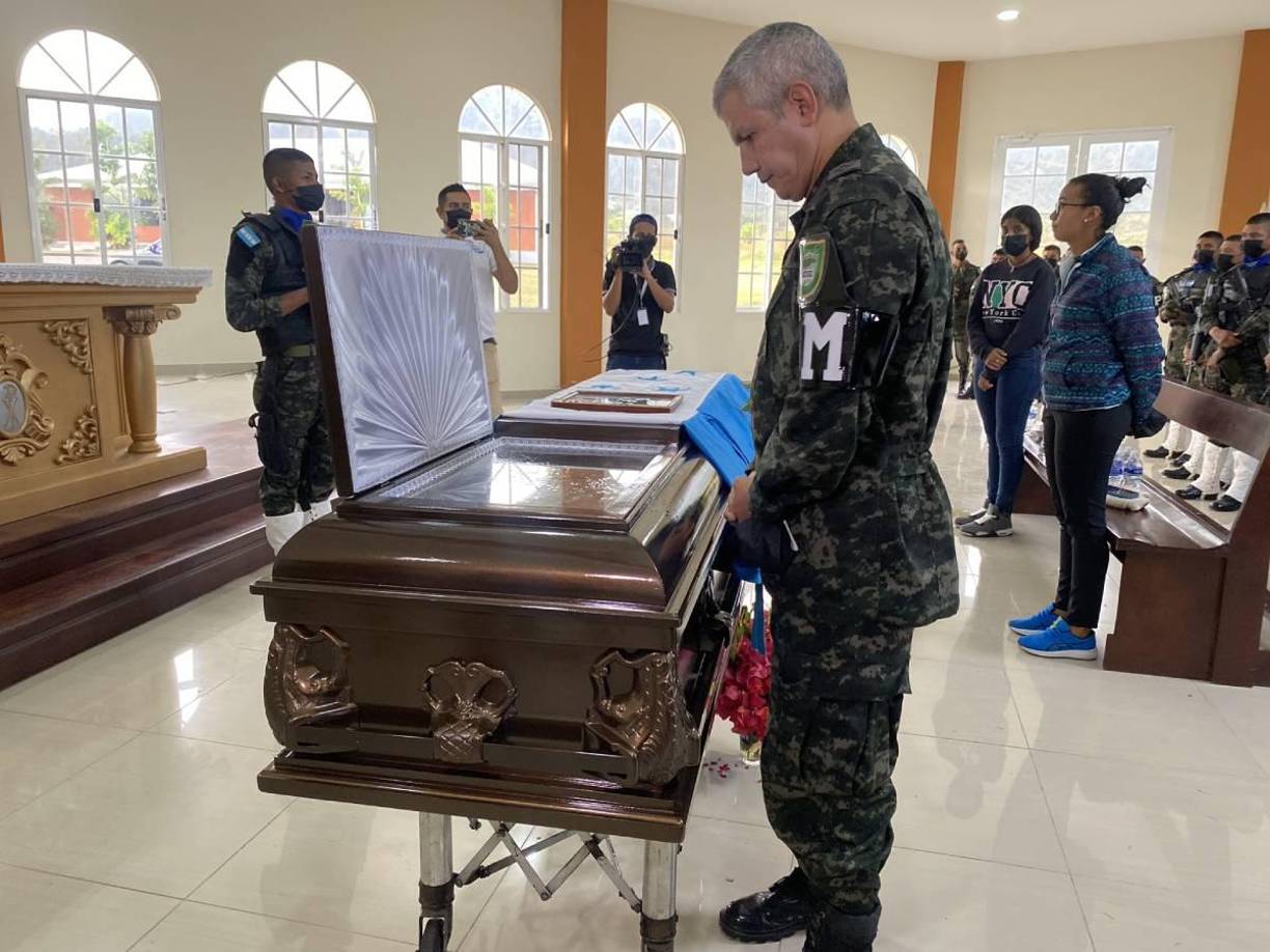 En un ambiente de consternación y tristeza fueron velados este martes a tempranas horas de la mañana los restos mortales del militar.