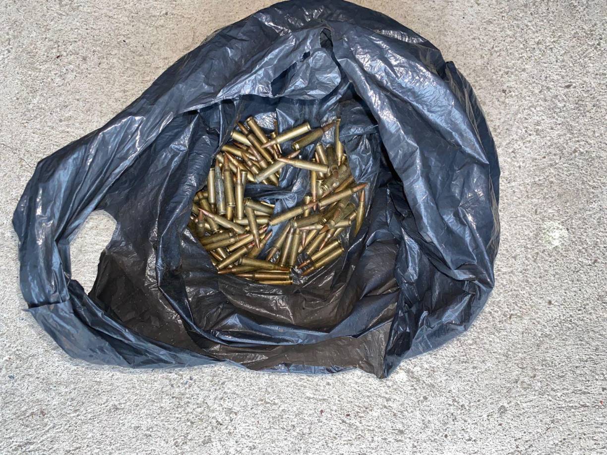 El detenido, cuya identidad es desconocida, tenía armamento para un AR-15. 