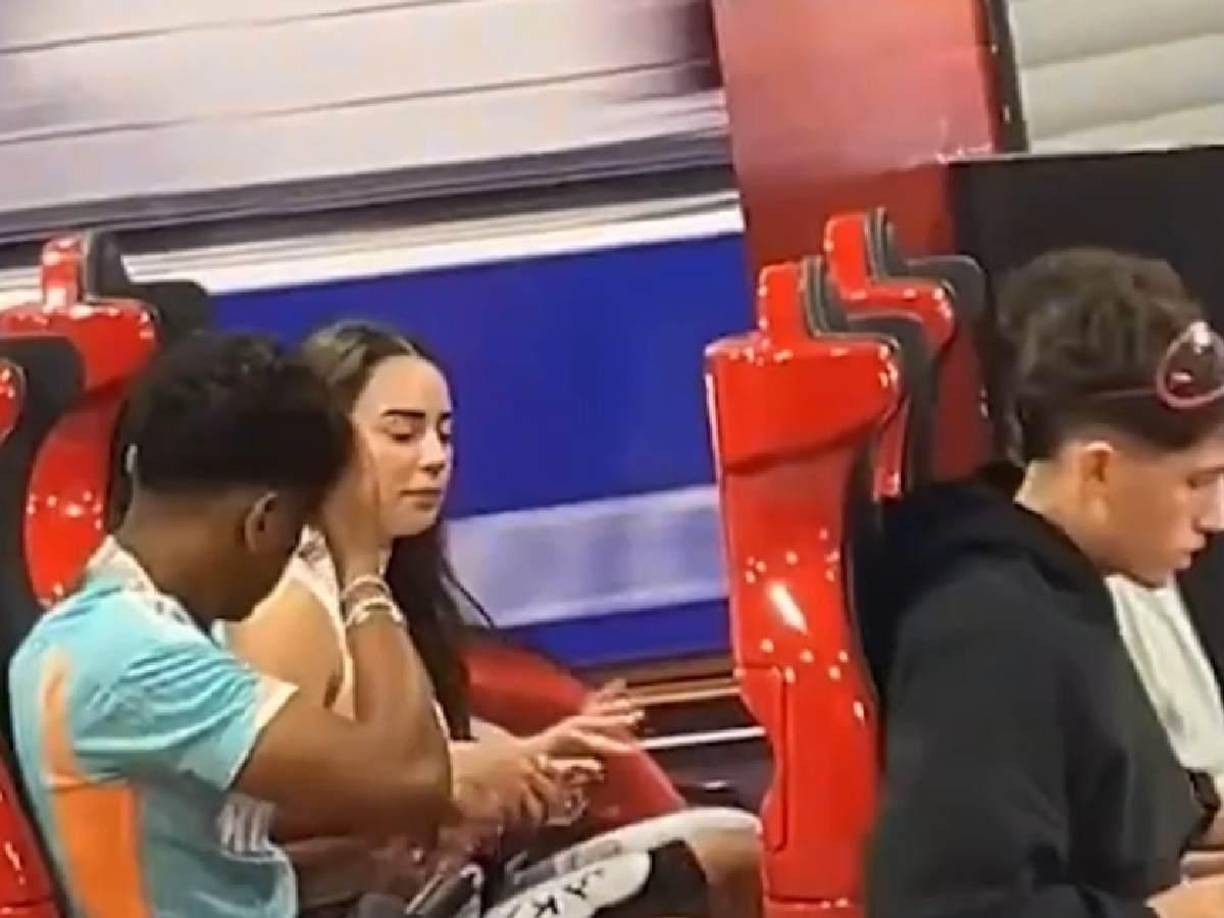 Según se muestra, en el clip se ve a Lamine Yamal y a Álex Padilla sentados juntos y pasándola bien.