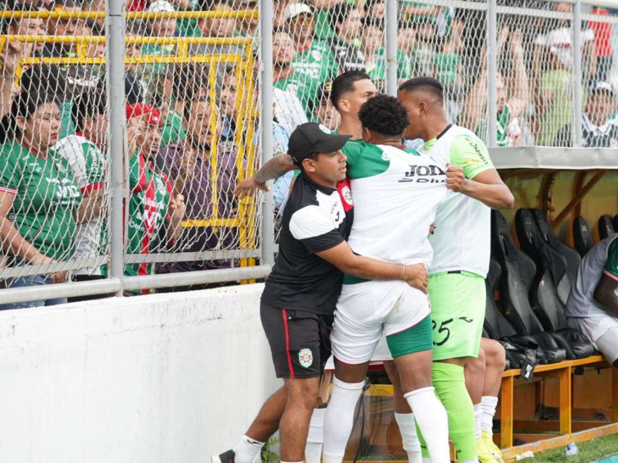 Cristian Sacaza no se quedó de brazos cruzados y se enfrentó a un aficionado del Marathón que estaba en el sector de silla.