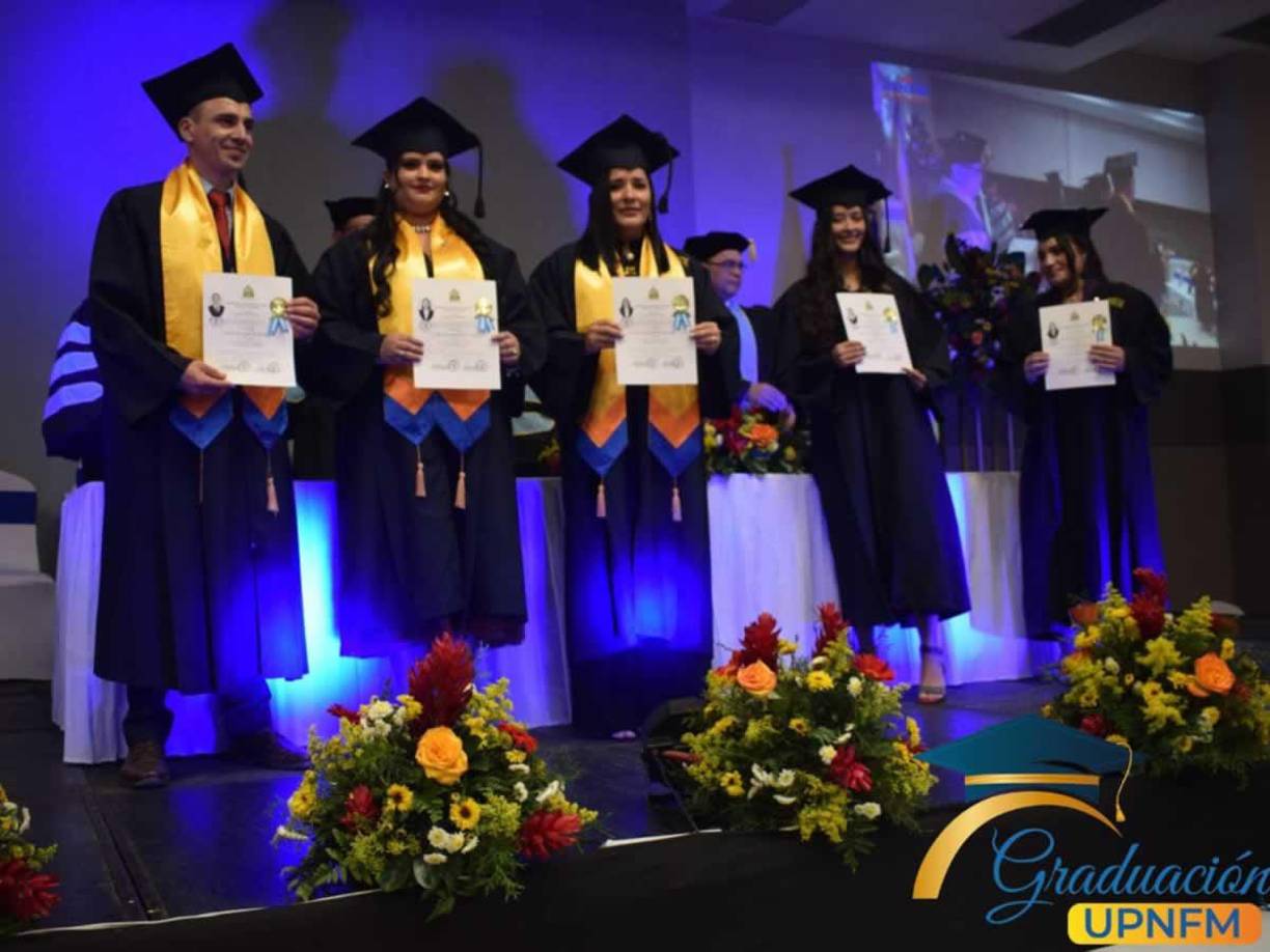 Durante la ceremonia los graduandos de las diferentes carreras subieron al estrado a recibir sus títulos universitarios.