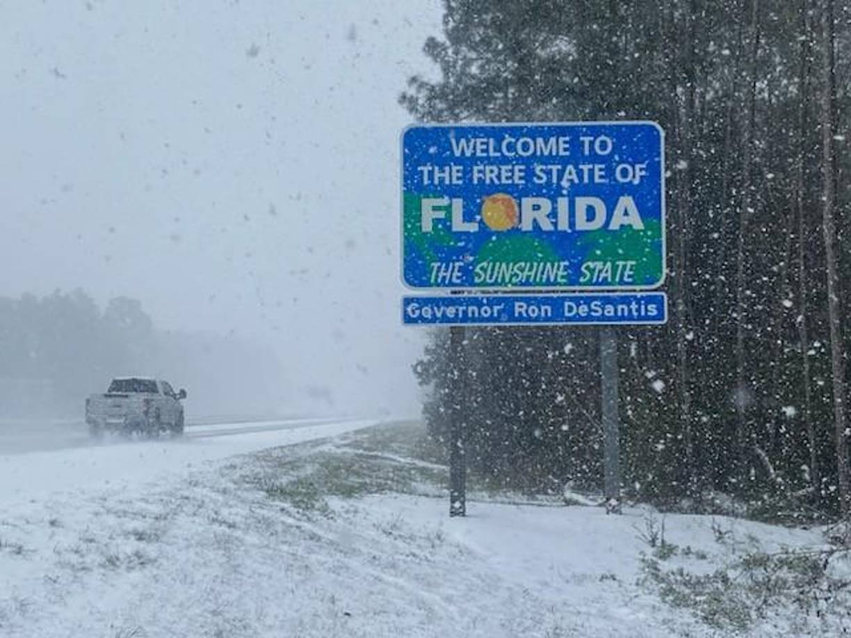 En Tallahassee, la capital de Florida, las autoridades emitieron una advertencia de tormenta invernal hasta las 10:00 hora local (15:00 GMT) del miércoles, con acumulaciones de nieve y aguanieve que han generado condiciones peligrosas en las carreteras.