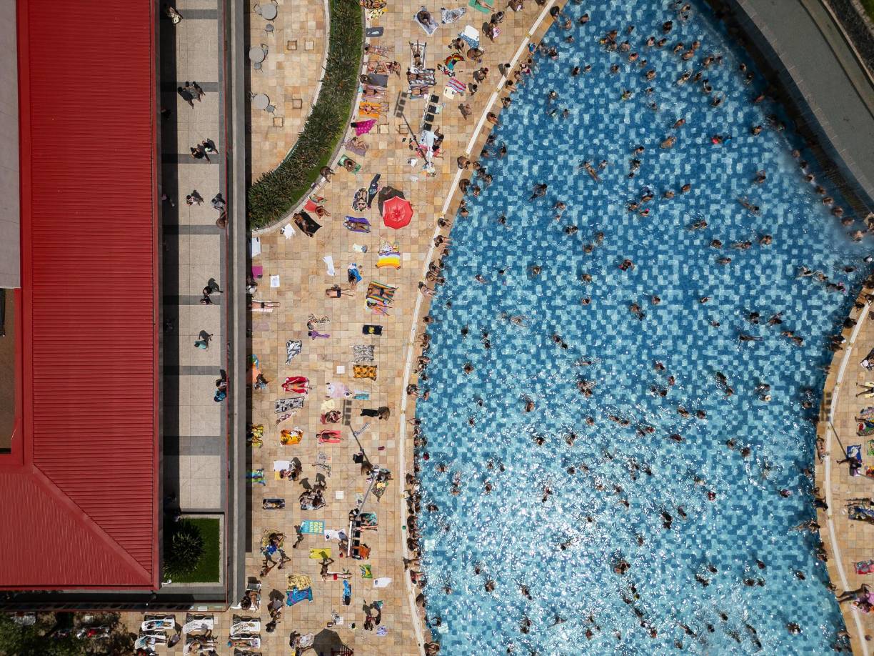 El <b>Sistema de Alerta de Río de Janeiro</b> anticipa más días calurosos en el horizonte, con máximas que oscilan entre <b>42 y 50 grados</b>. Además, han publicado una lista de recomendaciones para sobrellevar este clima extremo, incluyendo algunas de las playas más adecuadas para refrescarse, como <b>Barra de Guaratiba, Prainha, Barra da Tijuca, Ipanema</b> y <b>Copacabana</b>.