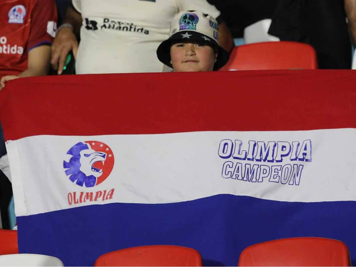 Este pequeño aficionado del Olimpia llegó con una bandera del equipo de sus amores.