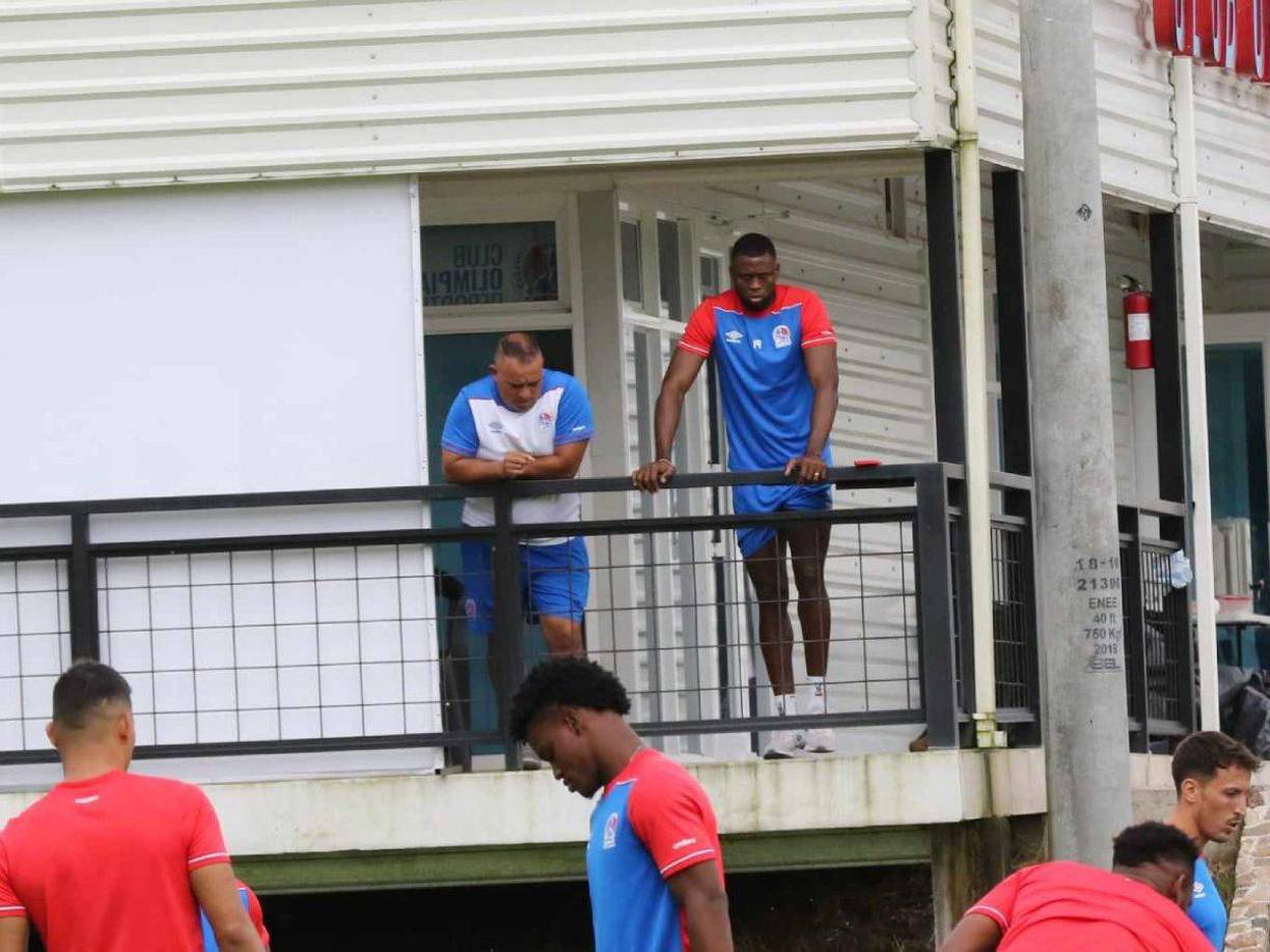 Yustin Arboleda, que está lesionado, estuvo de cerca viendo el entreno de Olimpia. El colombiano no pudo entrenar con el resto de jugadores. 