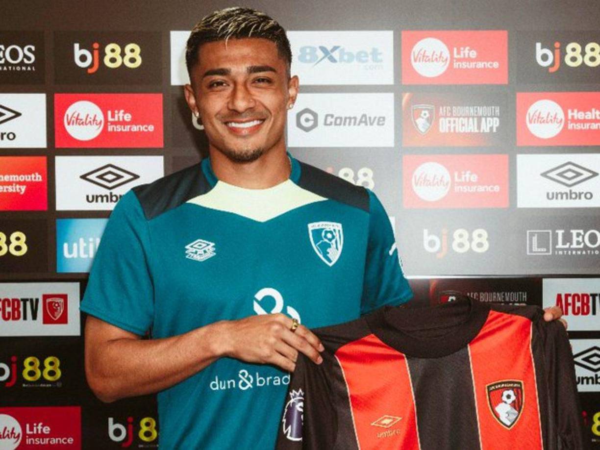 El Barcelona vendió por 10 millones de euros al lateral derecho mexicano Julián Araujo al Bournmeouth de la Premier League. Firma hasta junio del 2029.