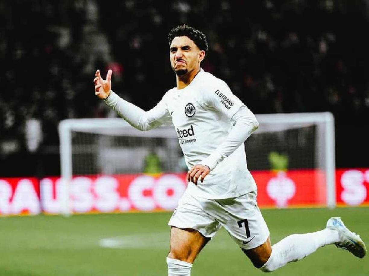 Según informa Sport, el Barcelona tiene en la mira al delantero egipcio del Eintracht, Omar Marmoush. El atacante lleva 15 goles y 11 asistencias, en los 18 encuentros que ha disputado esta temporada.