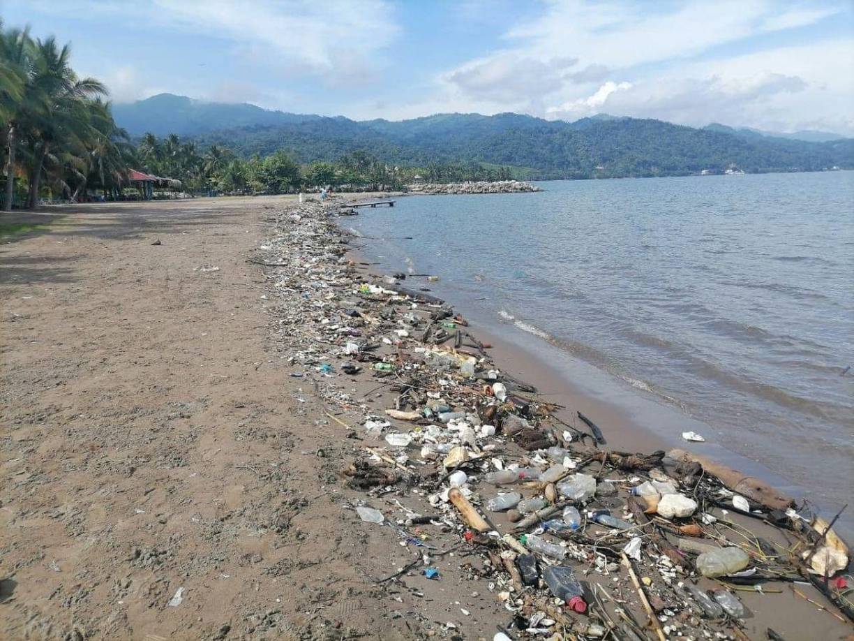 Una nueva oleada de basura procedente de Guatemala se desató sobre las costas de Omoa, Cortés, en las últimas horas, tras el rompimiento de una barda retentora en la región vecina de Izabal, Guatemala. 