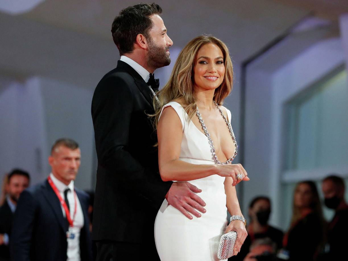 Para Jennifer Lopez, 18 años sí hacen la diferencia. En 2003, la cantante y el actor Ben Affleck rompieron su compromiso matrimonial, quebrando así la que fue una de las parejas más mediáticas de inicios de siglo, con los paparazzi persiguiéndolos por doquier.