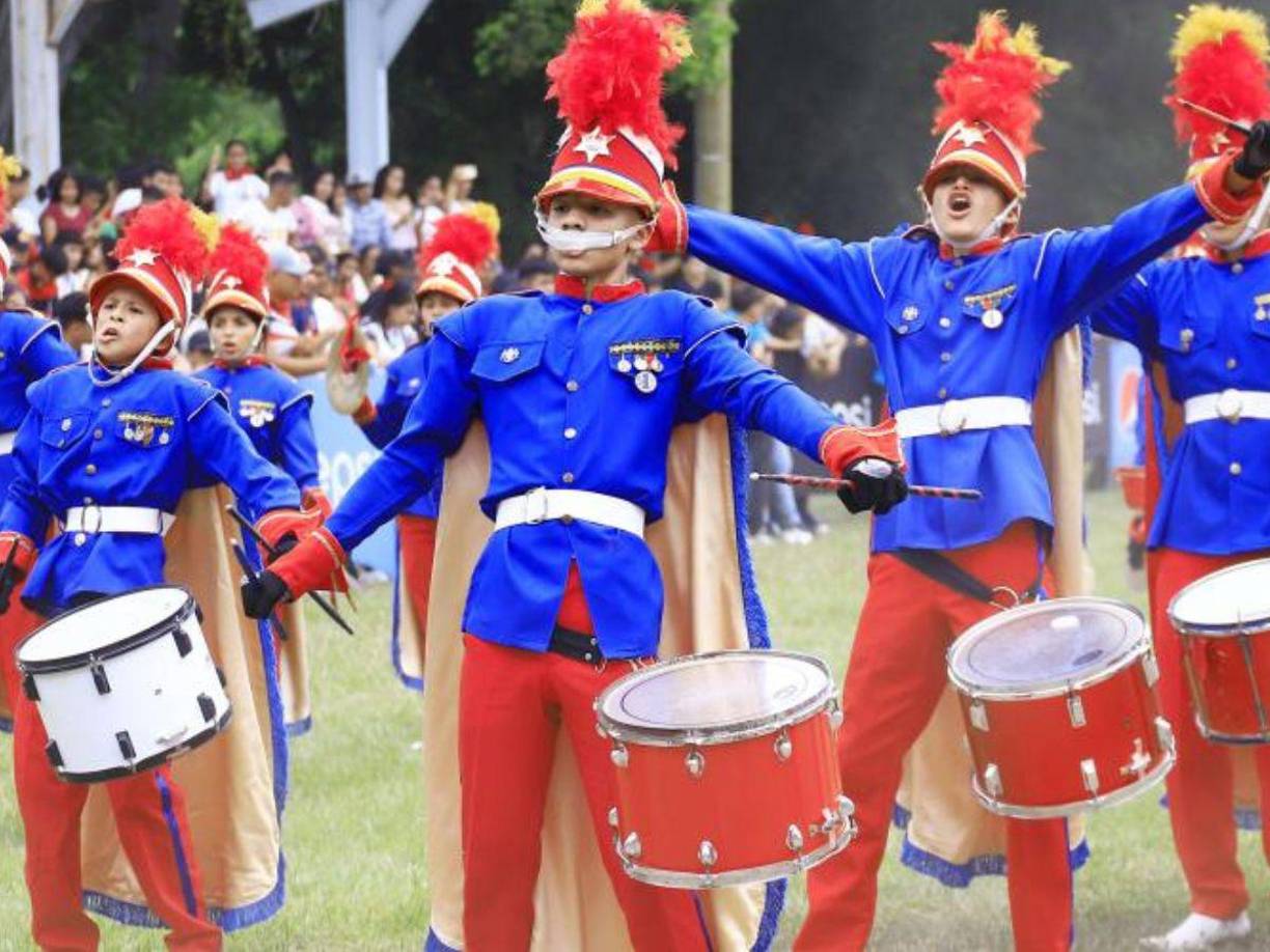 En la categoría B el primer lugar fue para el instituto Fe y Esperanza, en segundo el Delfina Mejía, en tercero el Técnico Ernesto Ponce, en cuarto Inst. Manantial de Valores y en quinto la banda indepoendiente Lluvia de Peces.