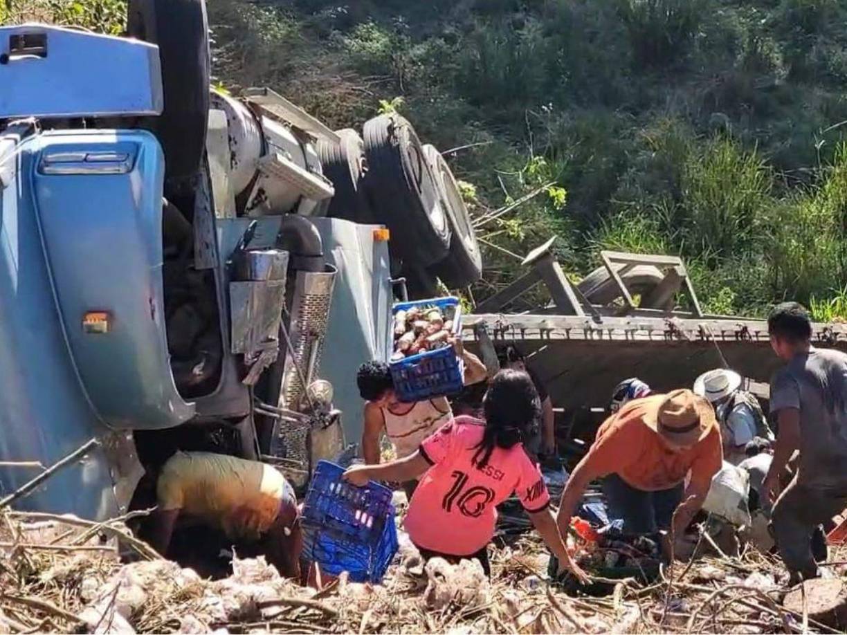 Una rastra terminó con las llantas hacia arriba tras caer a una hondonada luego de sufrir desperfectos mecánicos en Copán