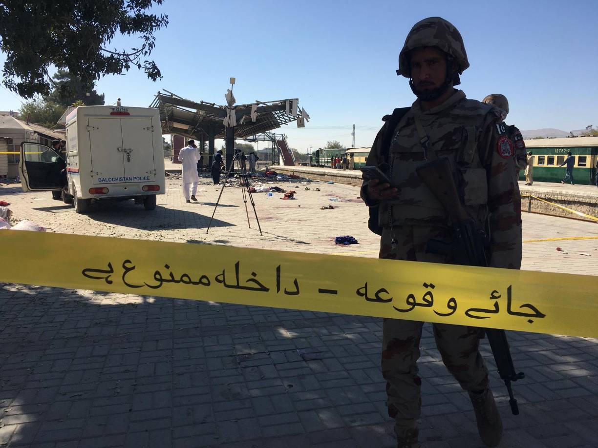 “La explosión tuvo lugar dentro de la estación de tren cuando un expreso con destino a Peshawar estaba a punto de partir hacia su destino”, dijo en declaraciones a los medios, el superintendente superior de operaciones de la policía de Quetta, Muhammad Baloch.