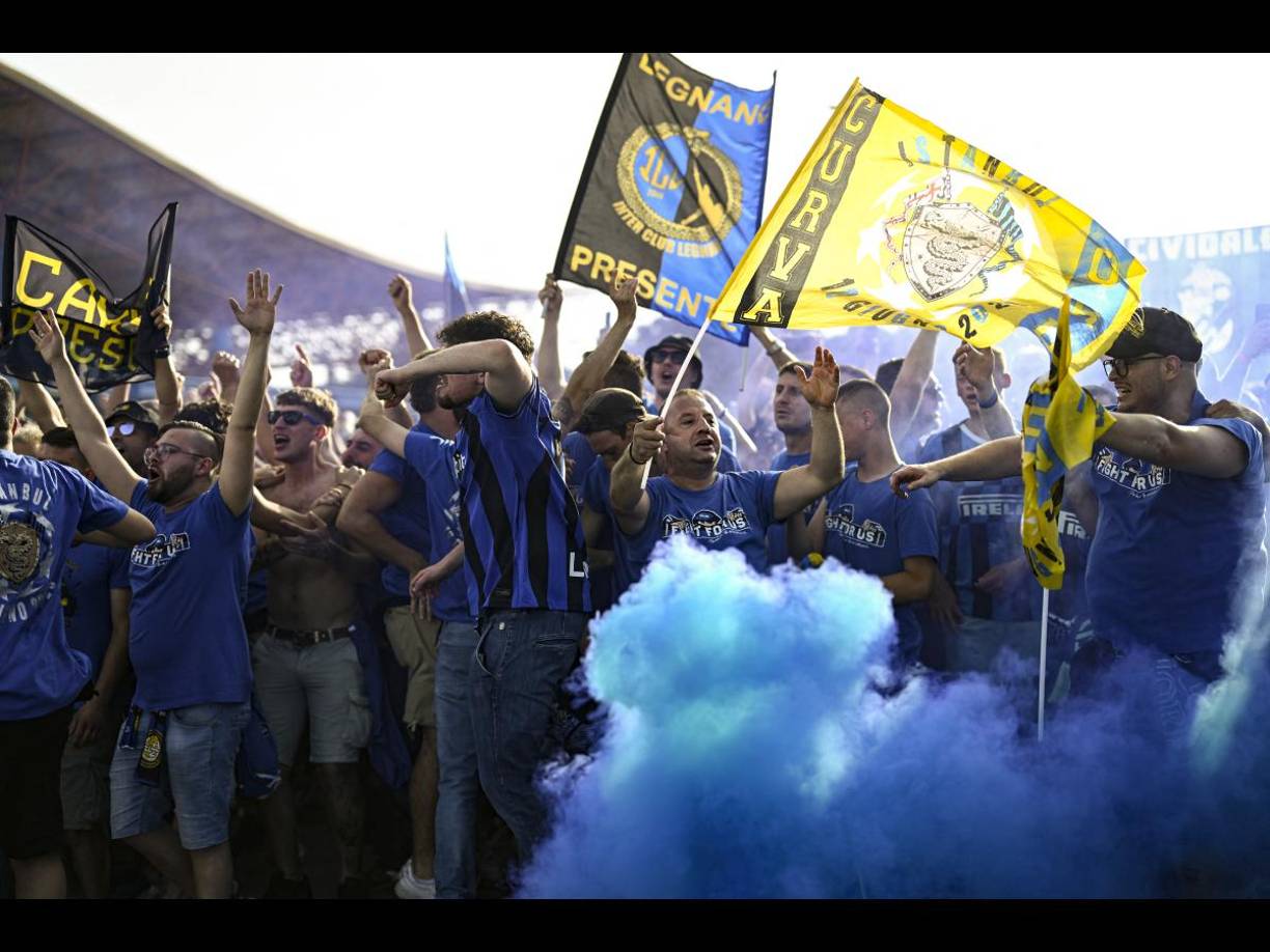 Los hinchas del conjunto italiano mostraron su euforia en la previa del duelo.