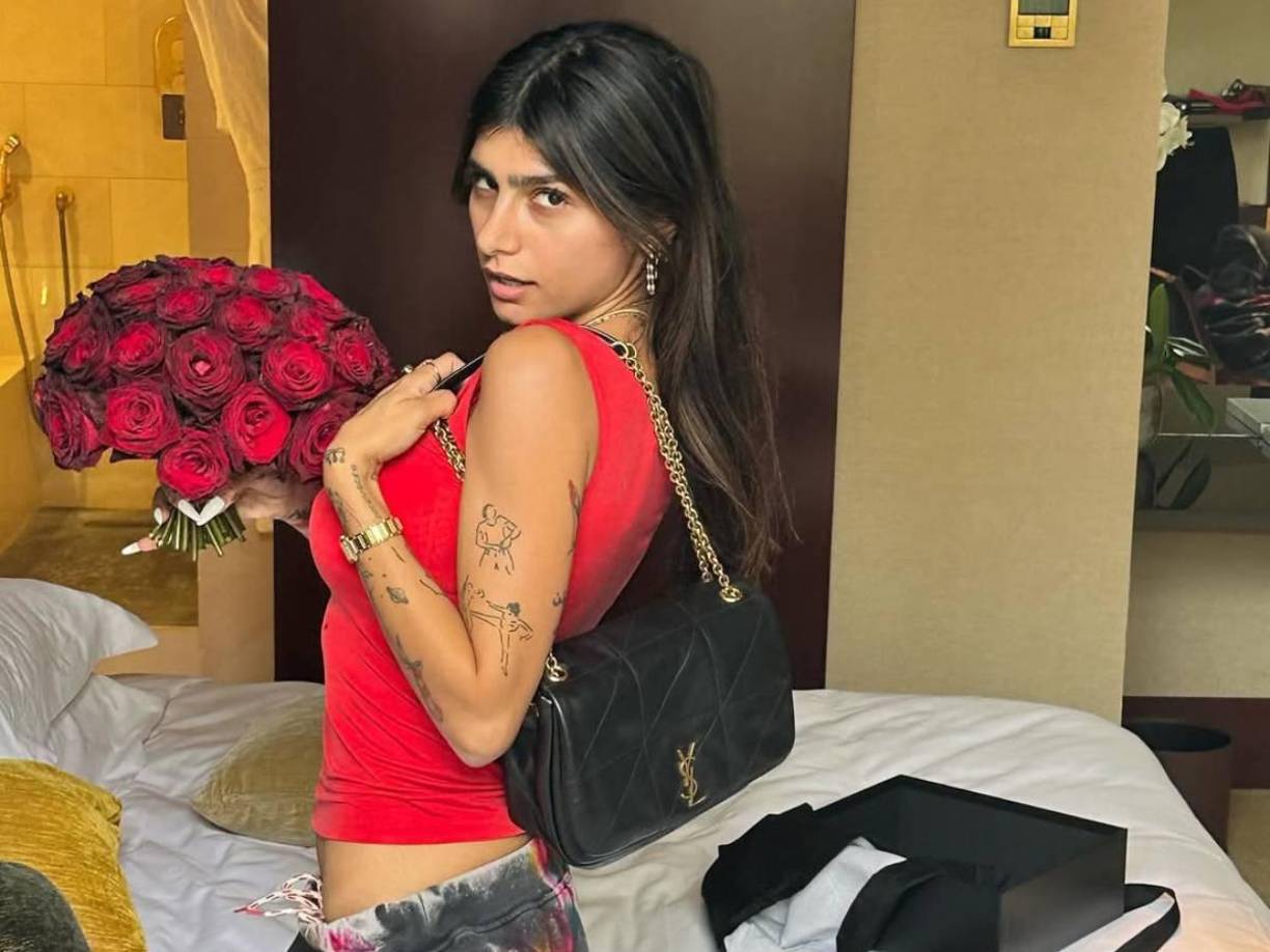 La modelo de 31 años desmiente que esté saliendo con el delantero argentino y asegura que por los momentos se encuentra soltera.