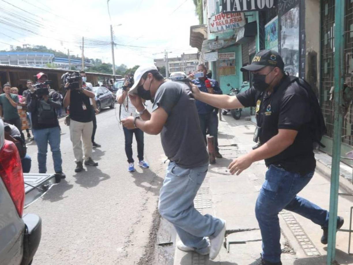 A las personas arrestadas se les decomisó 21 envoltorios de crack, 68 de marihuana tiburón y 13 cocaína.