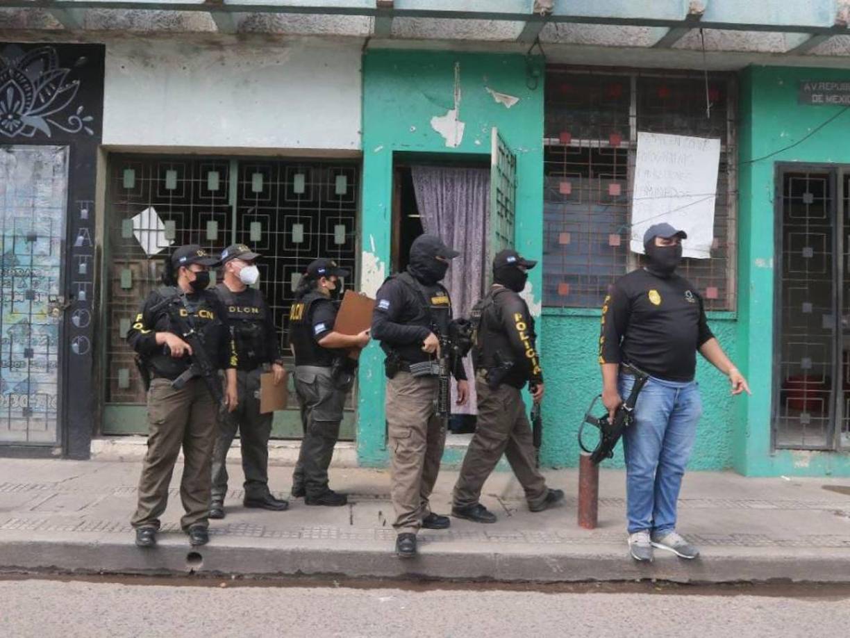 Los agentes también decomisaron armas y dinero.