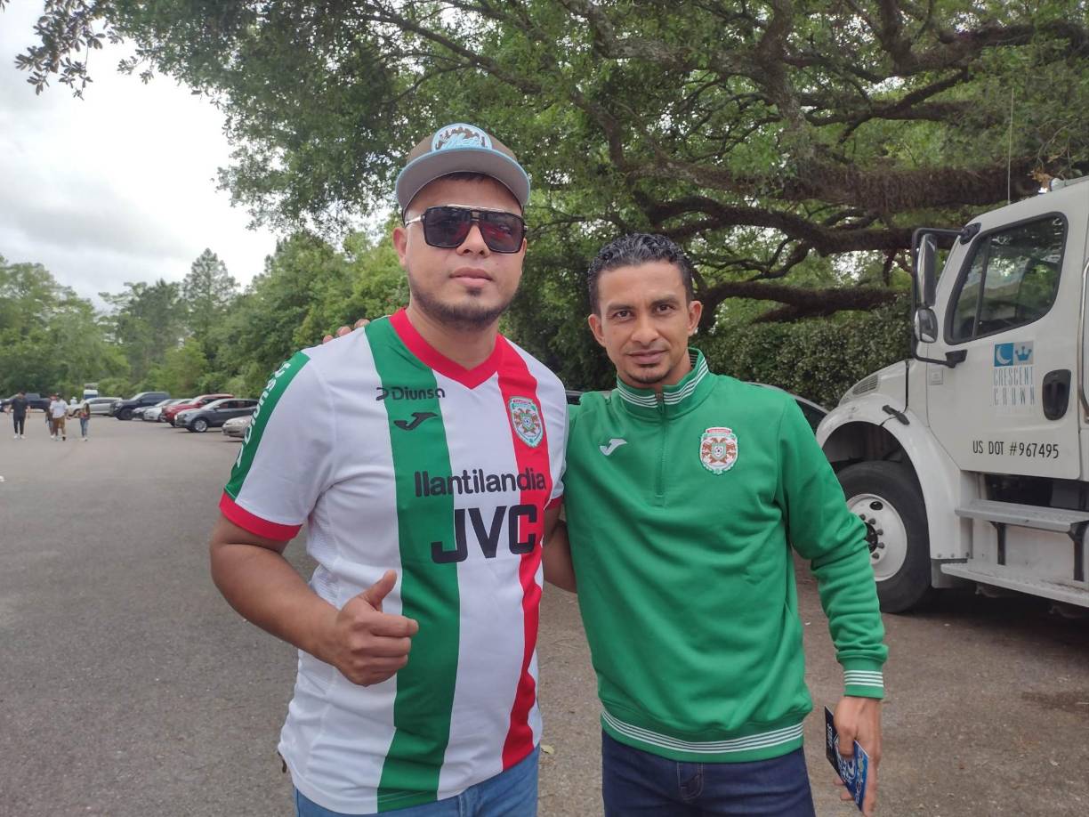 Juan Flores es un hondureño simpatizante del Marathón y previo al pitazo inicial aprovechó para tomarse fotografía con Mario Berríos, ídolo del club verde.