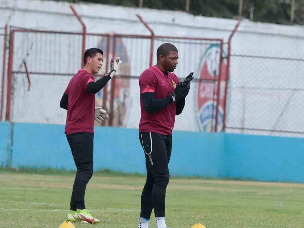 Michael Perelló ha tenido varios partidos en el Apertura 2023, pero Buba López volvió a la titularidad en el arco del Real España.