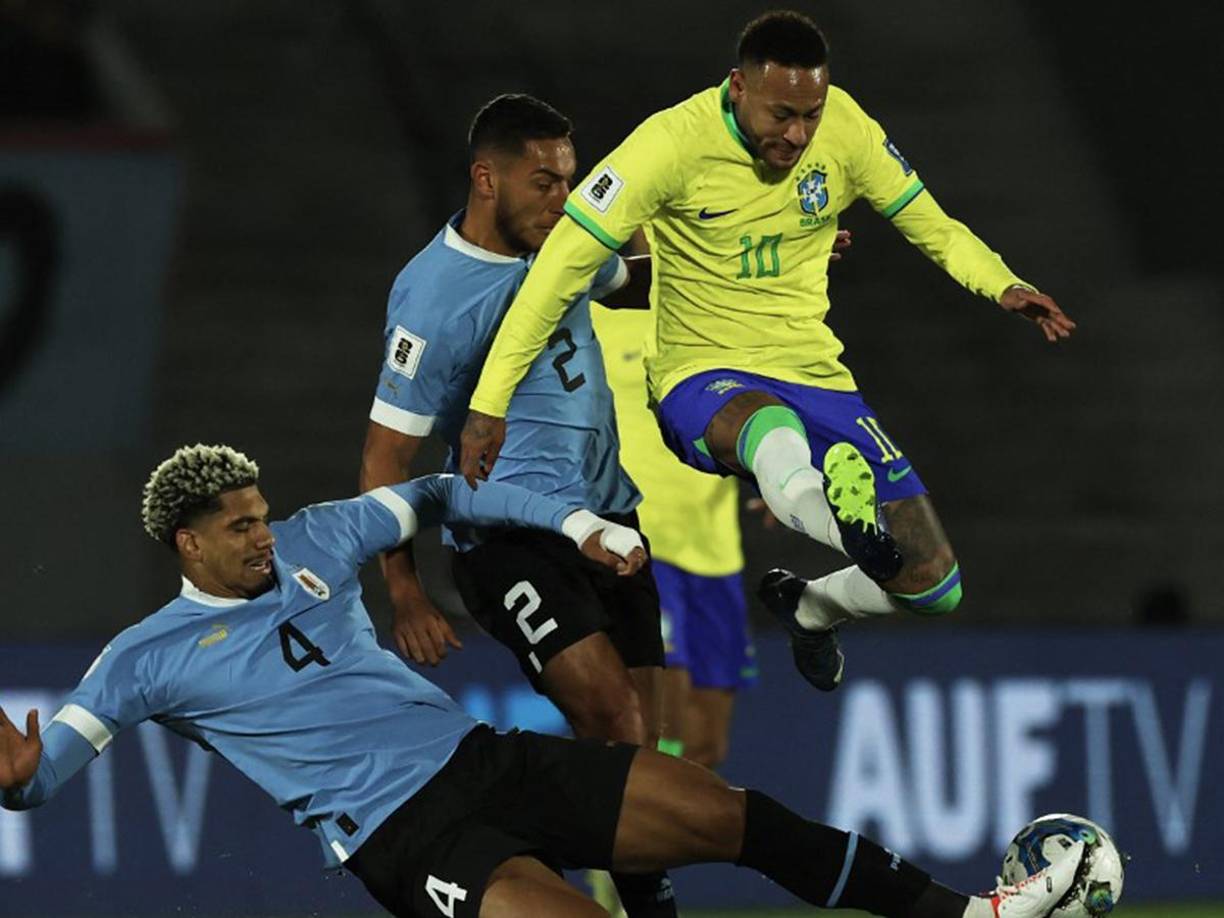 Neymar en el tiempo que estuvo en el campo tuvo un duelo con Ronald Araujo. 
