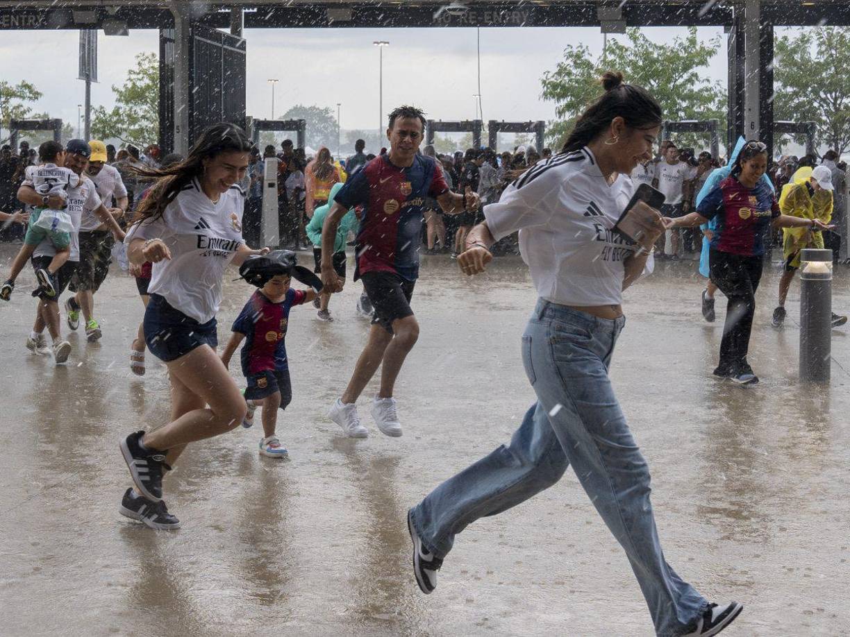 Los aficionados se vieron obligados a resguardarse ya que estaba una fuerte tormenta eléctrica. El juego se detuvo por espacio de una hora.