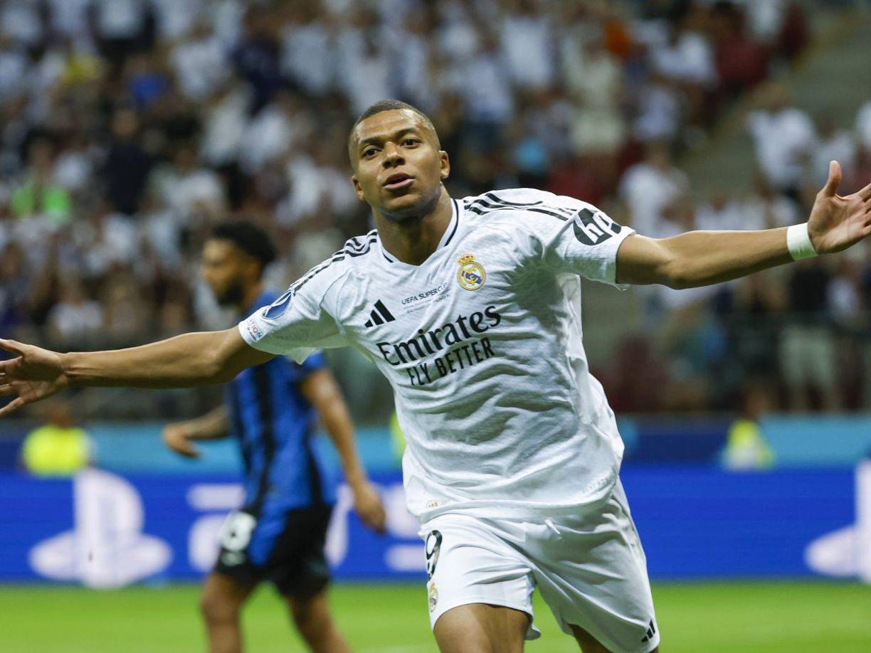 Tal como se esperaba en la previa del choque entre el vigente ganador de la Liga de Campeones y el de la Liga Europa, la noticia de la titularidad del galo se confirmó cerca de dos horas antes del partido, como acompañante en el frente de ataque de los brasileños Vinicius Jr. y Rodrygo Goes.