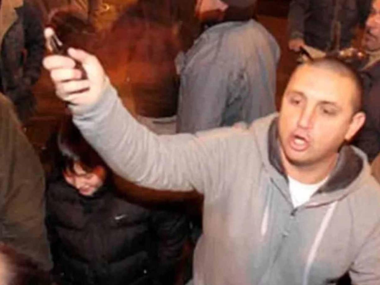 Según informaron fuentes policiales, una moto se acercó a gran velocidad y disparó alrededor de 20 veces contra ambos líderes de la barrabrava del club rosarino.