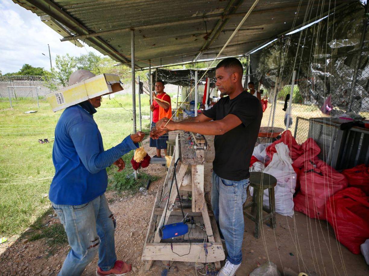 Los privados de libertad fabrican hamacas cerca de los módulos de mediana seguridad de la cárcel de Siria.
