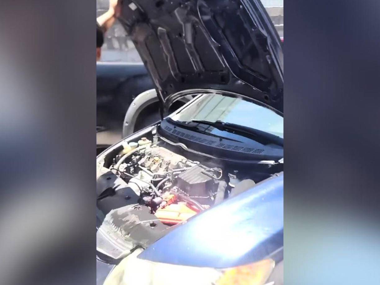 El vehículo de Milagro Flores no sufrió mayores daños y el incidente no pasó a convertirse en un incendio debido al auxilio. 