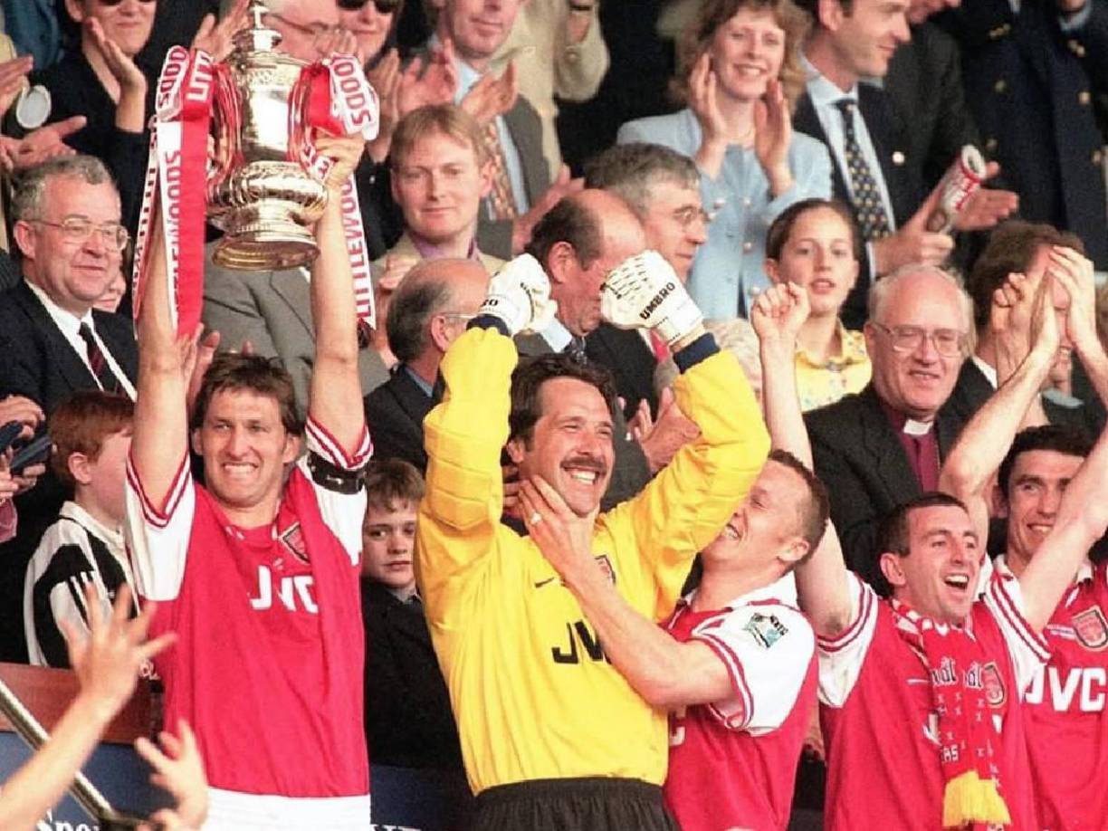 En su carrera, Adams ganó dos Copas de la Liga, tres Ligas, tres FA Cup, dos Charity Shield y una Recopa de Europa.