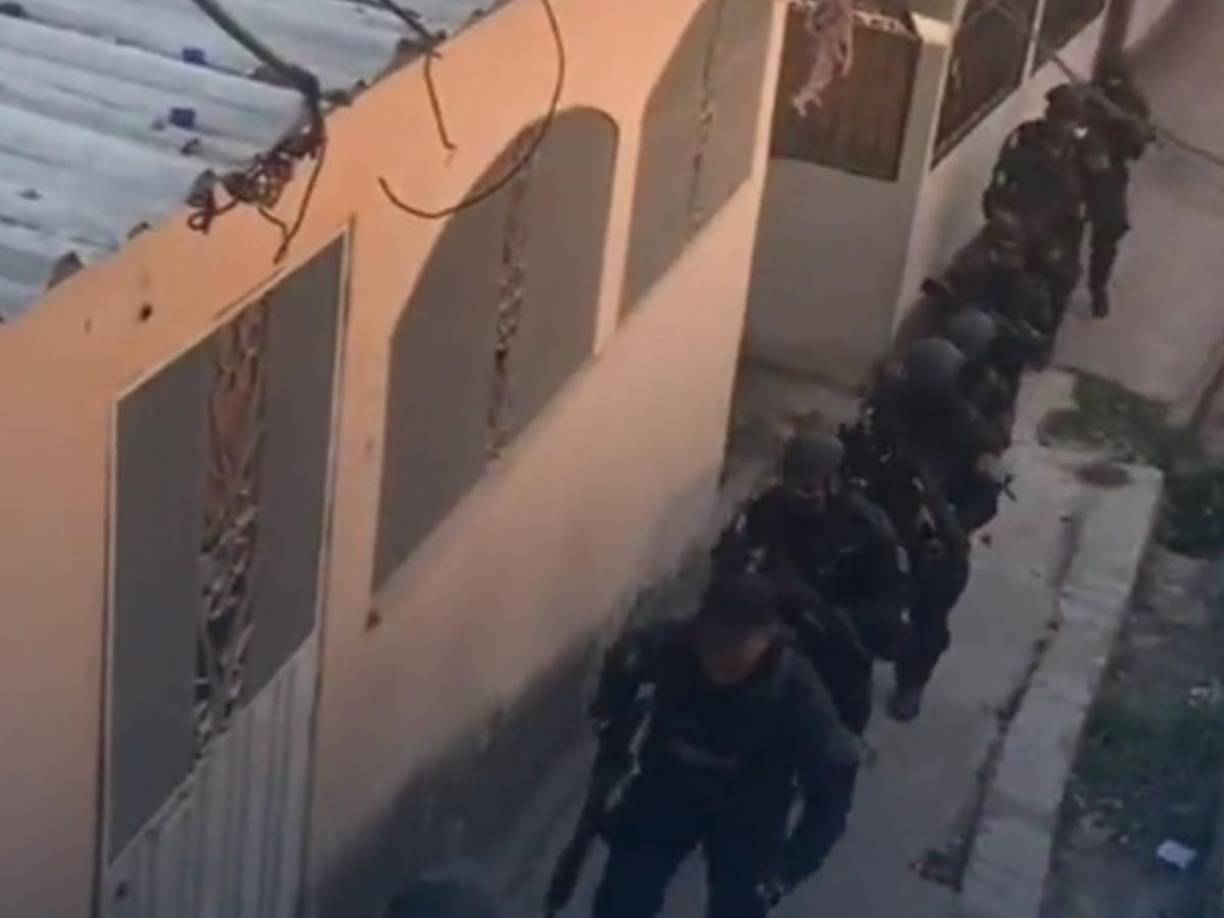 Un contingente de agentes de Tigres y militares recorren las calles de la colonia Divanna de la capital.