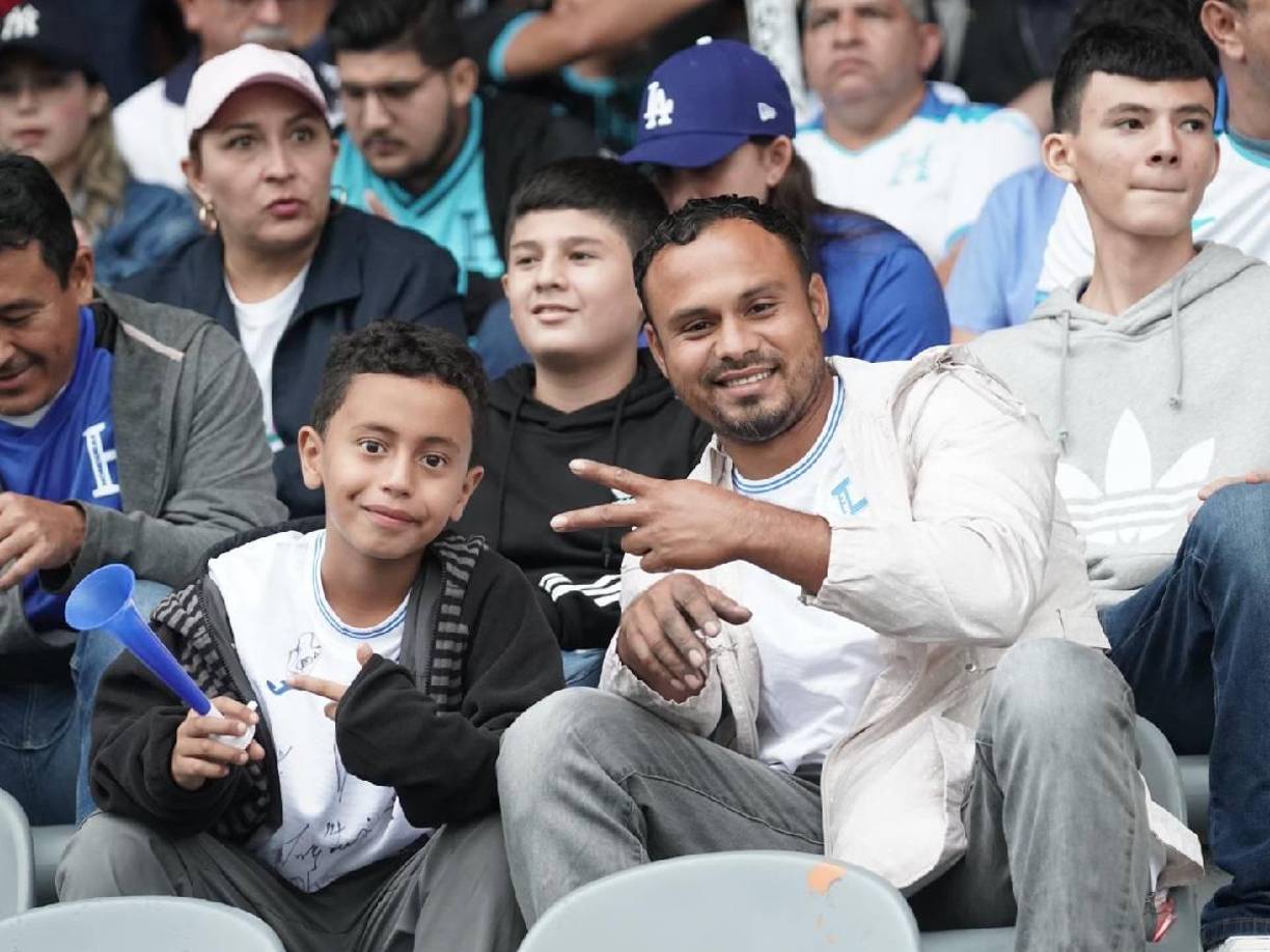Un ambiente familiar también se vive en el recinto sampedrano para disfrutar del Honduras vs México. 