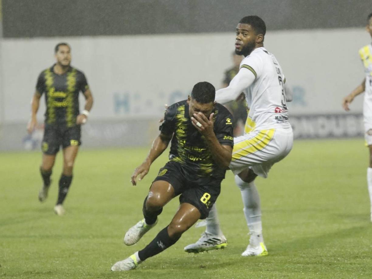 La secuencia del golpe que recibió Acosta y que terminó con su salida en el primer tiempo.