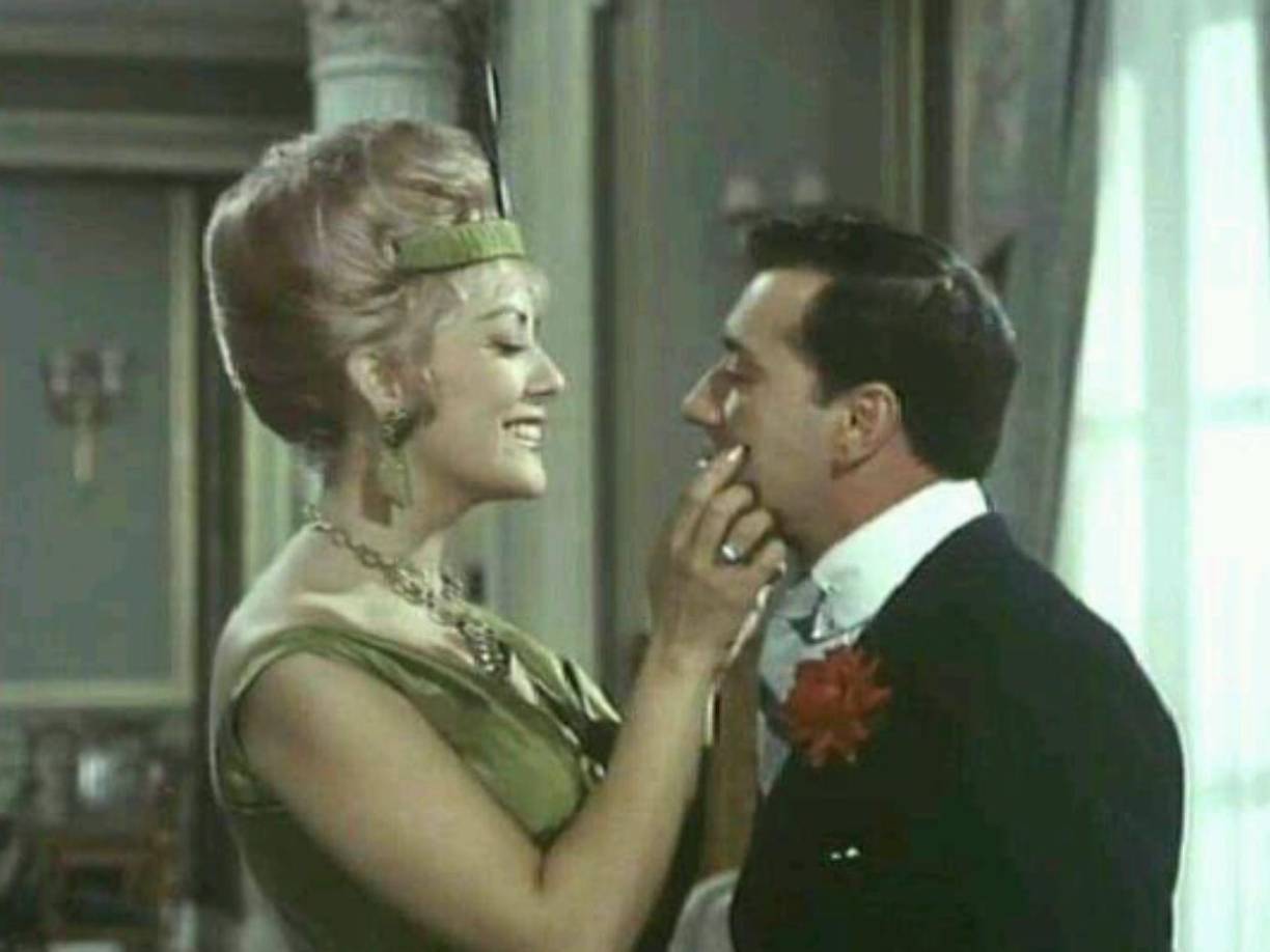 Su primer gran éxito fue “El ángel exterminador” (1962), dirigida por Luis Buñuel, donde interpretó a una mujer atrapada en una extraña situación. Este papel la catapultó a la fama internacional, mostrando su habilidad para desempeñar roles complejos y desafiantes.