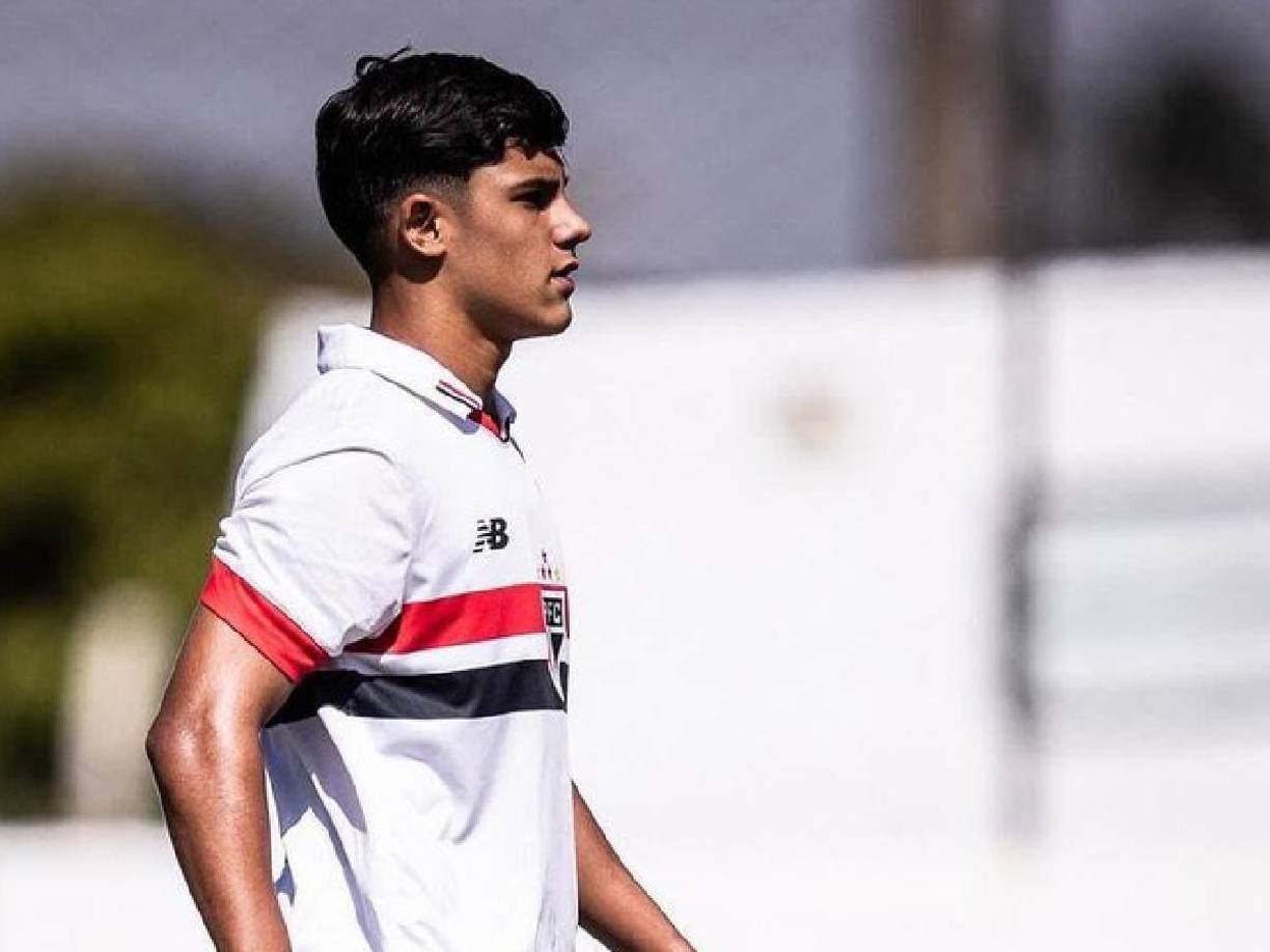 Informan desde España que el Barcelona está interesado en los servicios del lateral izquierdo Nicolás Bosshardt, la joya brasileña del Sao Paulo, con quien ha mantenido los primeros contactos.