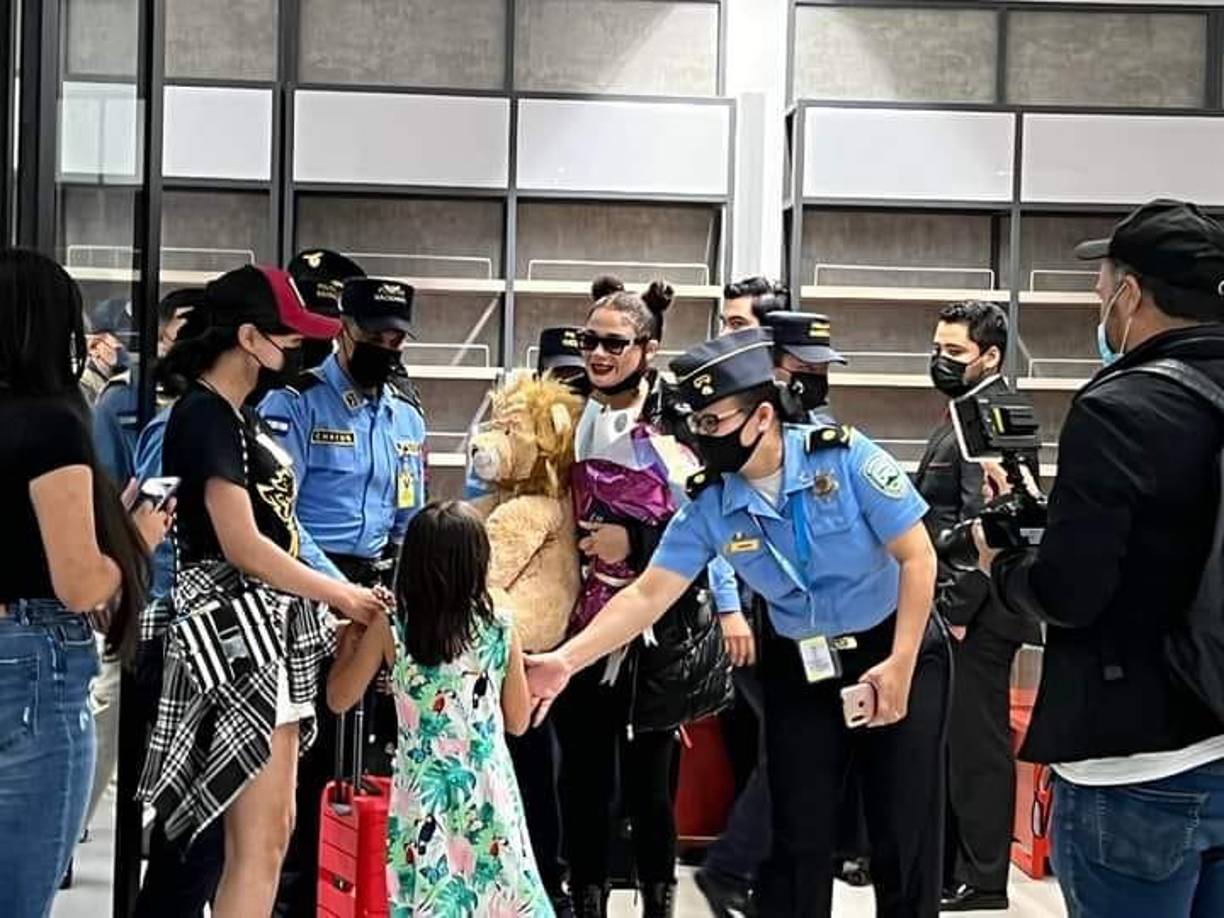 Además de arrasar en YouTube con su nuevo video, Cesia también es tendencia en la plataforma de Spotify, donde “Me Rehúso” alcanzó el puesto número 1 del top 50 de las canciones más escuchadas en Honduras.