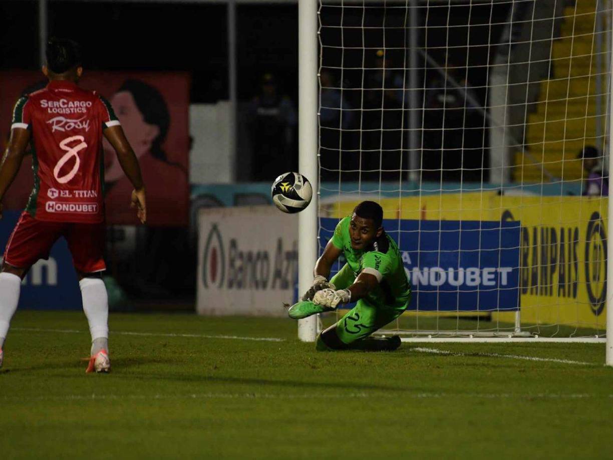 Luis Ortiz fue la gran figura de Marathón al atajar al menos tres cabezazos de Rodrigo Auzmendi. 