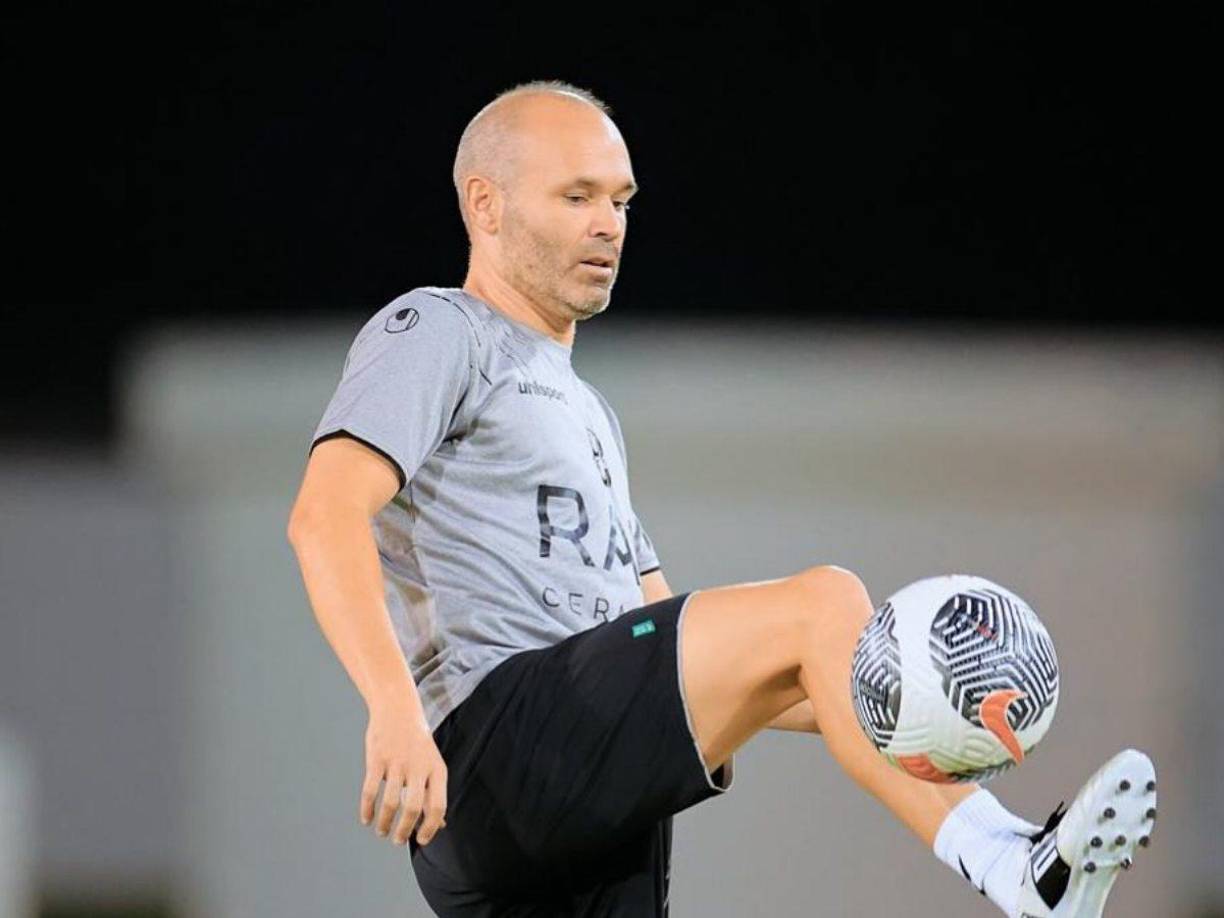 Mientras tanto, Iniesta continúa trabajando en solitario esperando una llamada que evite su retiro profesional de las canchas.
