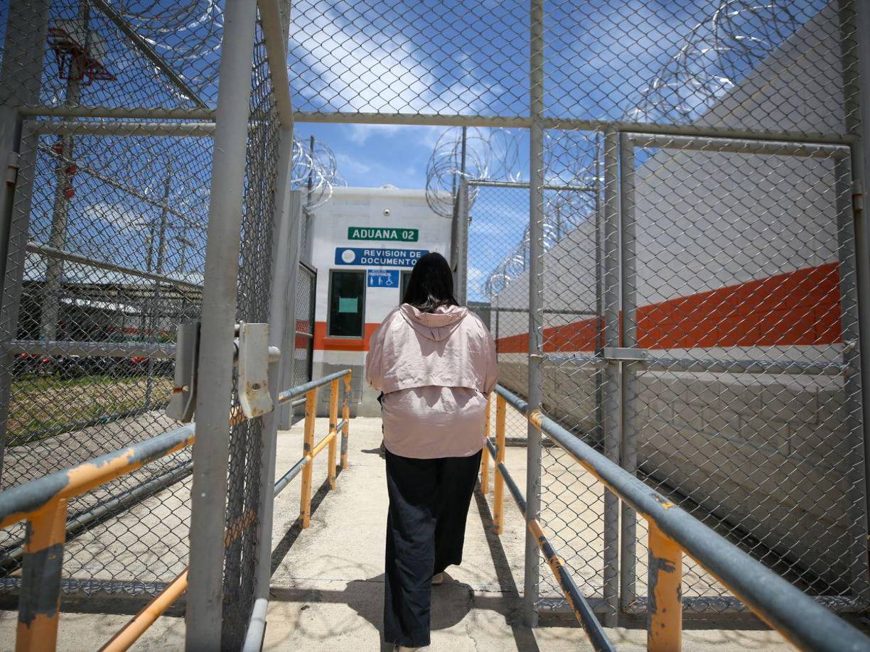 LA PRENSA Premium ingresó al centro penal, donde evidenció el orden que impera a un año de la intervención militar. “Antes de la intervención, aquí los privados decidían quién entraba y quién no entraba a los módulos, con decirle que ellos tenían las llaves de los portones, entonces ese es el propósito de nosotros mantener el control”, confió Roberto Nájera, director del centro penal.