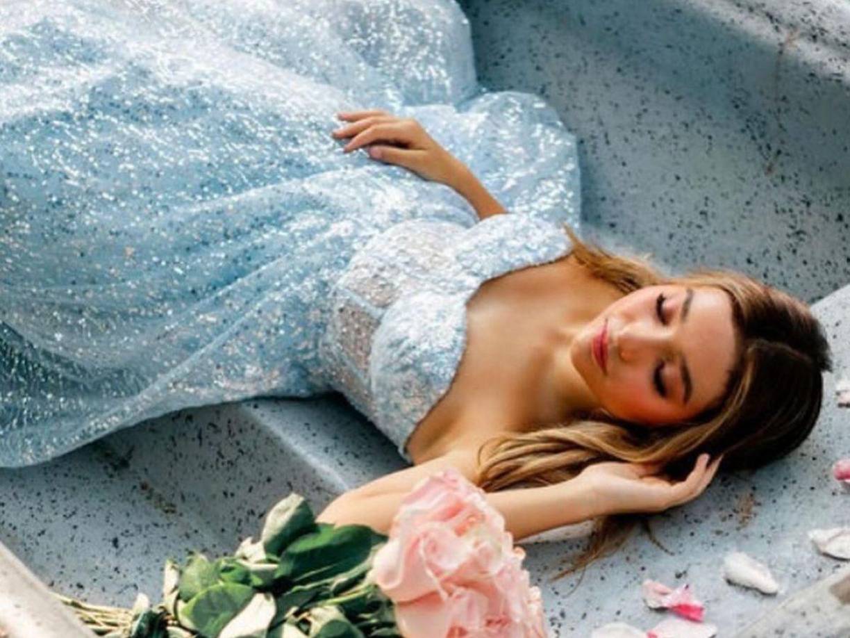 La comediante no dudó en subir a su cuenta en Instagram varias imágenes en donde Sara, la festejada, aparece con un hermoso vestido en corte princesa, tal y como la nombró Karla Panini.