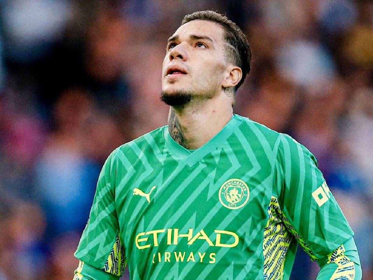 Según informa SunSport, el City planea ofrecer un super contrato a Ederson para evitar que se marche al Al Nassr de Cristiano Ronaldo. Los ‘citizens’ quieren aumentar el salario del portero en un 75%, aunque tampoco pondrán trabas a su salida y en caso de su baja pedirá alrededor de 50 millones de euros.