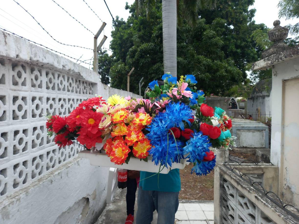 Sampedranos llevan flores y serenatas a sus madres fallecidas