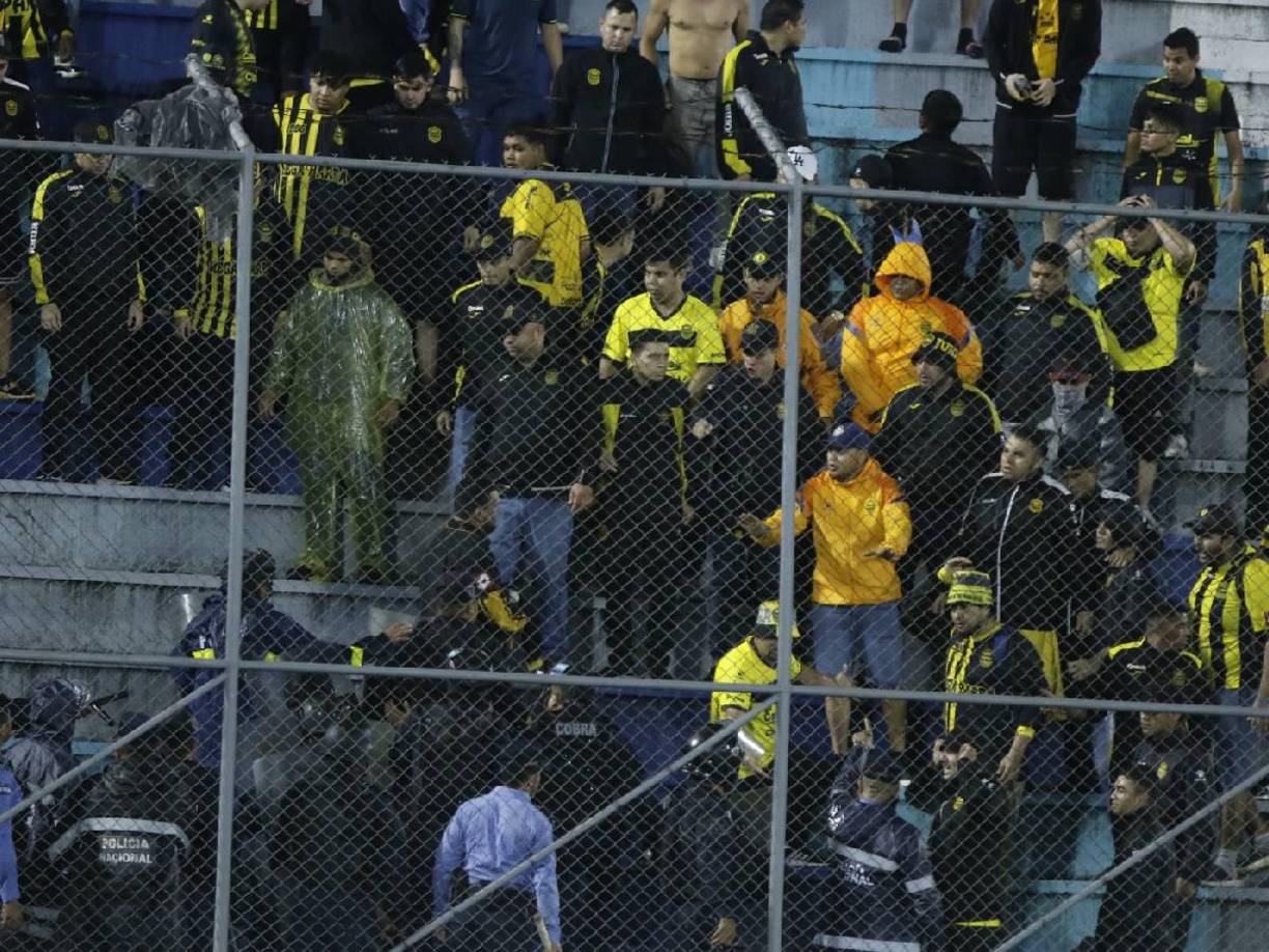 Se desconoce el motivo por el cual inició el enfrentamiento entre la barra de Real Espala y la Policía Nacional de Honduras. Algunos aficionados de Real España pidieron calma a la Policía. No querían problemas en el estadio Morazán.