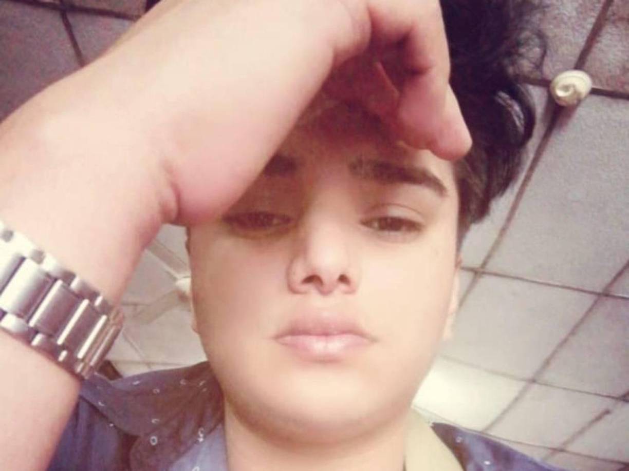 Elvir vivía junto a sus dos hermanas en el hogar donde se perpetró el asesinato, pues su madre reside en España.