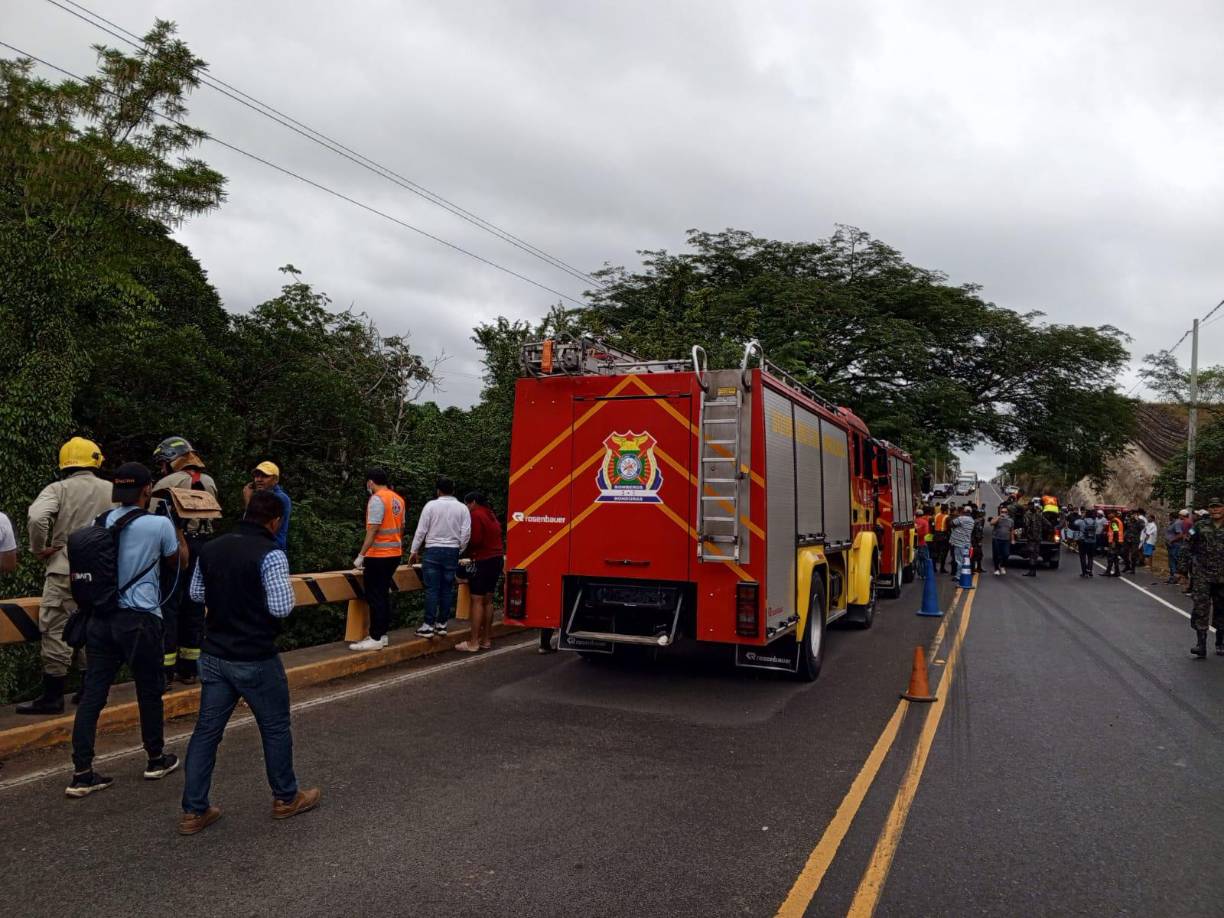 Las autoridades locales continúan trabajando en la identificación de las víctimas y en esclarecer las circunstancias del accidente que hasta ahora ha dejado un número incontable de víctimas.