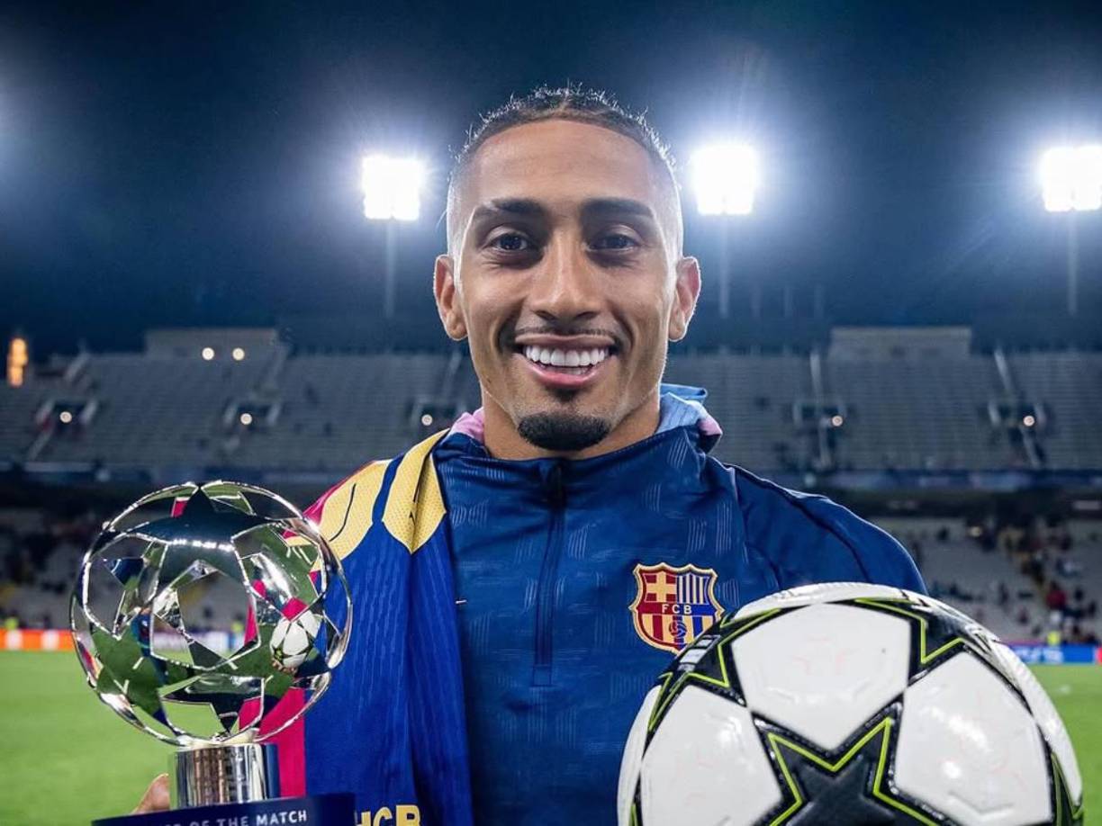 Raphinha tiene contrato vigente hasta junio de 2027. En la presente temporada ha firmado 22 goles y tiene 11 asistencias en 30 apariciones entre todas las competencias.