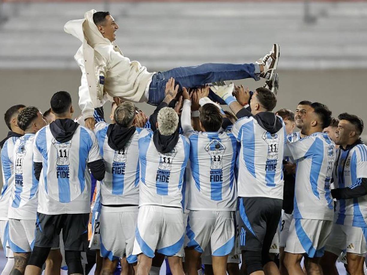 “Me enseñaron a seguir peleándola”, dijo el ex del Real Madrid y el Paris Saint Germain a sus compañeros ante miles de hinchas que lo ovacionaron.