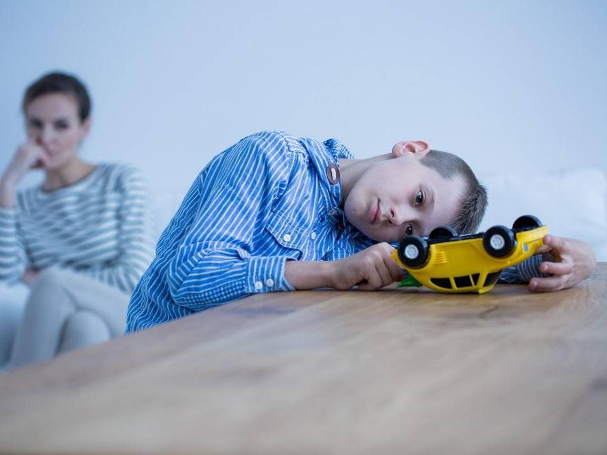 Algunos niños con trastornos del espectro autista tienen dificultades de aprendizaje y algunos presentan signos de inteligencia inferiores a lo normal. Otros niños con este trastorno tienen una inteligencia entre normal y alta, aprenden rápido, aunque tienen problemas para comunicarse, aplicar lo que saben en la vida diaria y adaptarse a situaciones sociales.