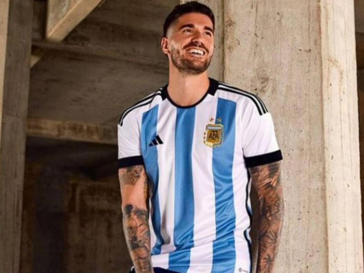 Uno de los jugadores más guapos que se podrá ver en la final del Mundial de Qatar 2022 es Rodrigo de Paul, juega como centrocampista y su equipo actual es el Atlético de Madrid de la Primera División de España. El encantador jugador es originario de Buenos Aires, tiene 28 años y dos hijos. Además es el novio de la cantante Tini Stoessel. 