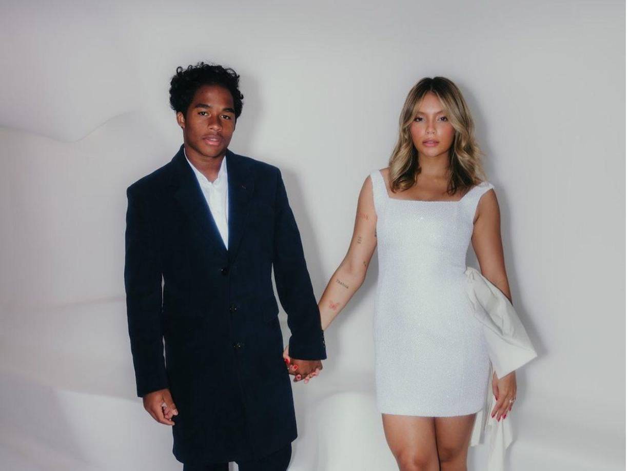 El joven delantero concedió una entrevista junto a su chica en el podcast Pod Delas, donde ambos contaron que tienen una serie de condiciones en su contrato ahora como esposos.